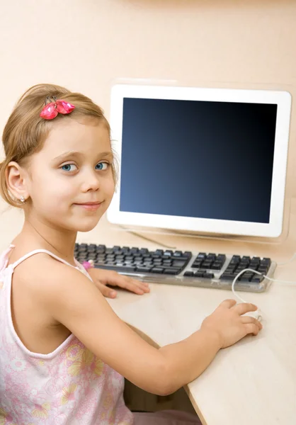 Liten flicka ritar på datorn — Stockfoto
