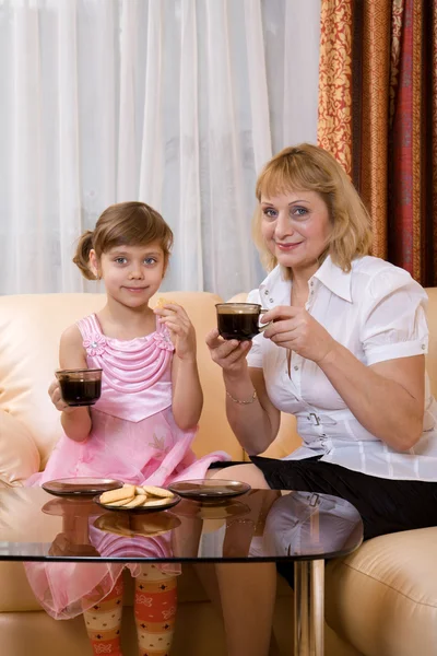 Barnbarn och mormor dricka te — Stockfoto