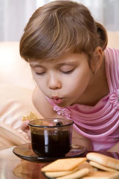 Девушка дуть горячий чай — стоковое фото