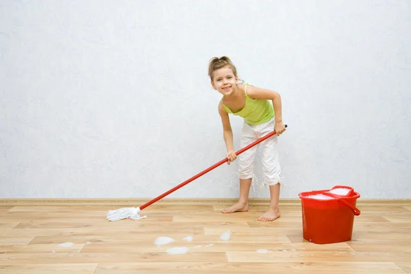 清洁地板的小女孩 — 图库照片