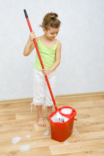 Petite fille nettoyer le sol — Photo