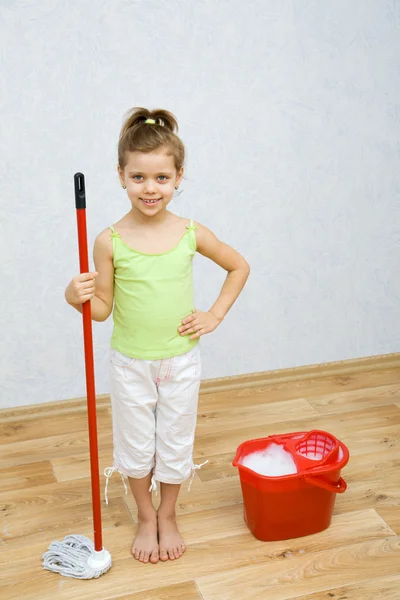 Kleines Mädchen beim Putzen des Fußbodens — Stockfoto