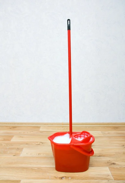 Egy piros mop egy vödör — Stock Fotó