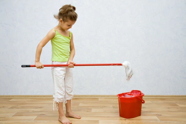 Menina limpando o chão — Fotografia de Stock