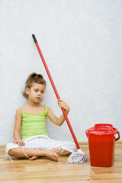 Malá holčička čištění podlahy — Stock fotografie