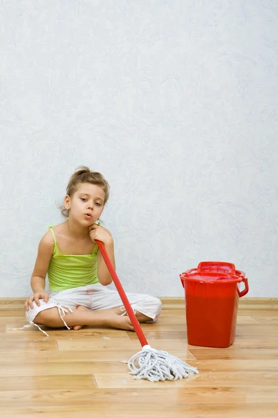 Menina limpando o chão — Fotografia de Stock