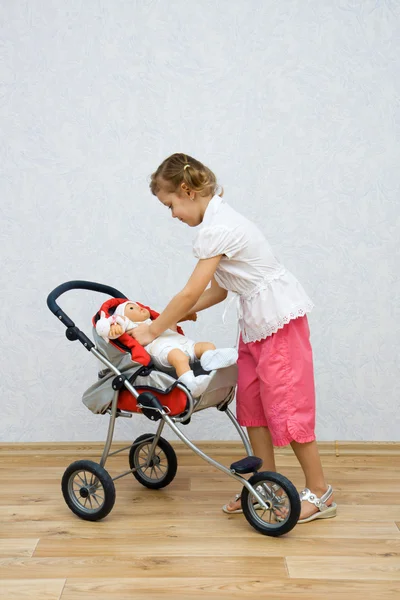 Küçük kız bebekle oynarken — Stok fotoğraf