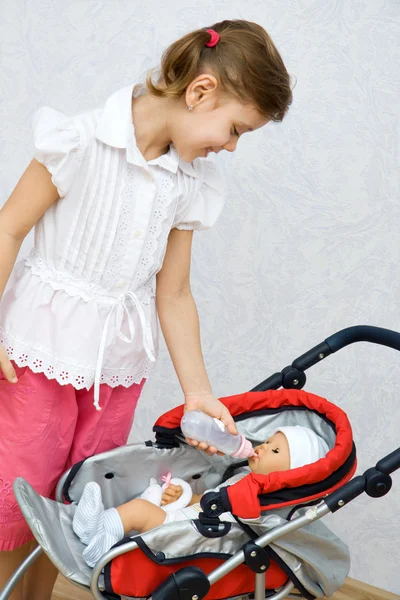 Kleines Mädchen spielt mit Puppe — Stockfoto