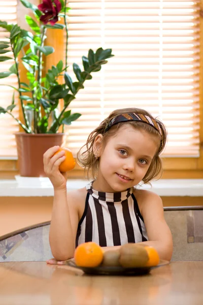 Молодая девушка ест фрукты — стоковое фото