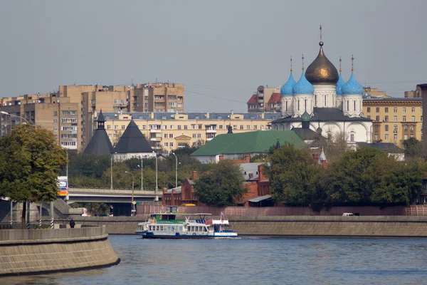 Terraplén sobre un río de Moscú — Stockfoto