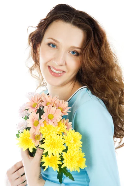 Piękna brunetka z bukiet kwiatów — Zdjęcie stockowe