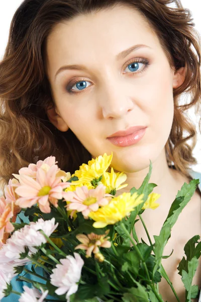 Porträtt vackra kvinnor med blommor — Stockfoto