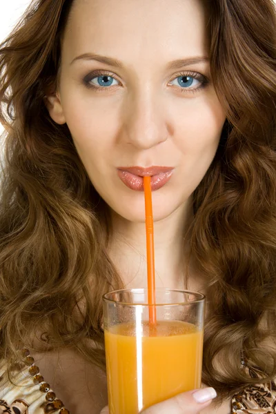 Aantrekkelijke brunette drink SAP — Stockfoto