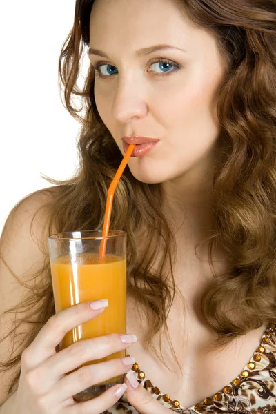 Aantrekkelijke brunette drink SAP — Stockfoto