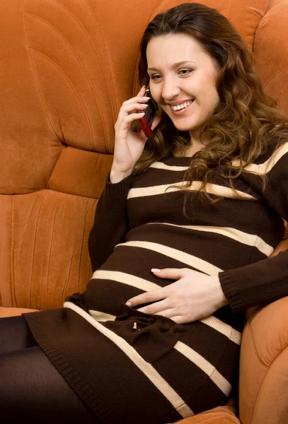 Красотка беременная разговаривает по мобильному телефону — стоковое фото