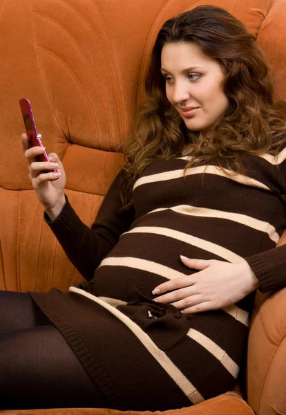Krása těhotné ženy čtení sms — Stock fotografie