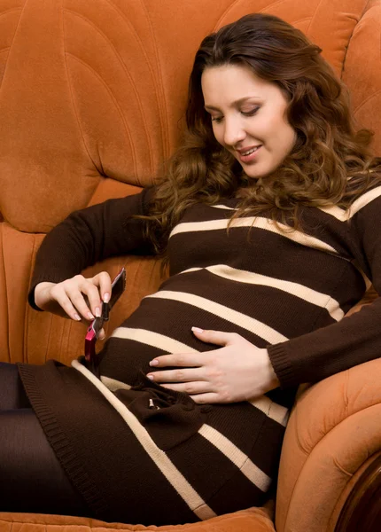 Schwangere telefoniert mit Handy — Stockfoto