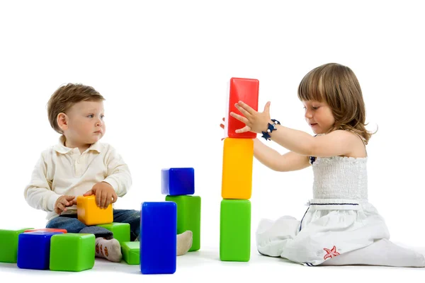 İki bebek oyuncak blokları ile — Stok fotoğraf
