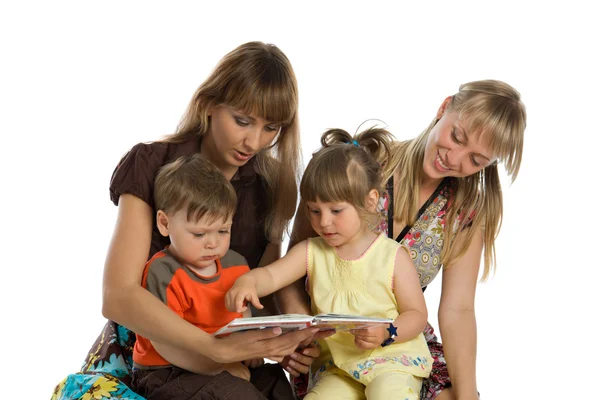 Two mothers read books to their children — Stock Photo, Image