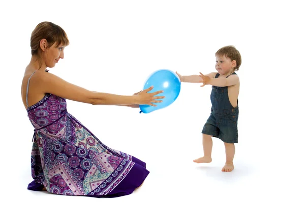 Genç bir kadın ile erkek bebek oynamak — Stok fotoğraf