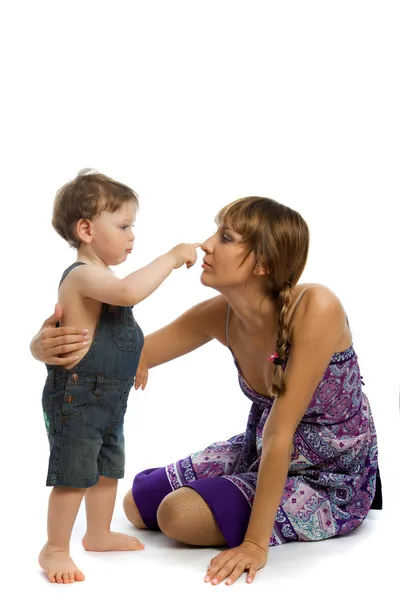 Giovane madre che gioca con il bambino — Foto Stock