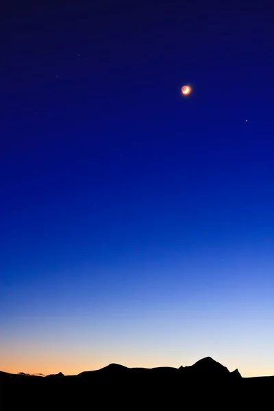 Lua no céu azul escuro — Fotografia de Stock