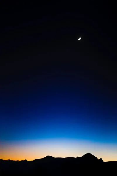 暗く青い空に月します。 — ストック写真