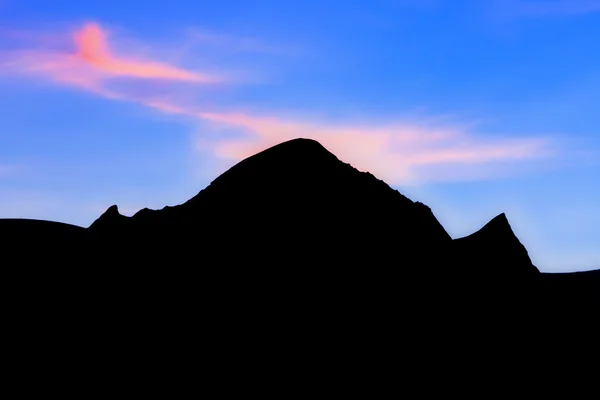 Silhouette von Berggipfeln — Stockfoto