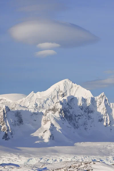Picos nevados — Fotografia de Stock
