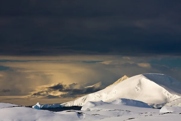 白い雪を頂いた山 — ストック写真