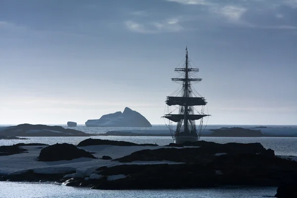Yelkenli gemi arasında Icebergs — Stok fotoğraf