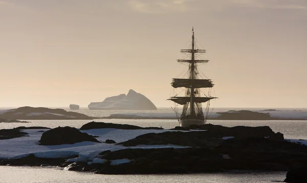 Segelfartyg bland isbergen — Stockfoto