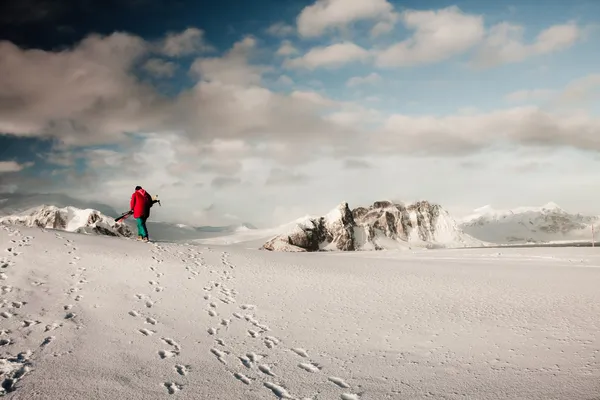 Un hombre sube a una pendiente de nieve — Foto de Stock
