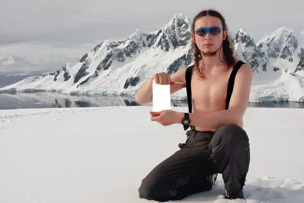 Adam beyaz forma holding — Stok fotoğraf