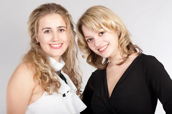 Porträtt av två vackra flickor — Stockfoto