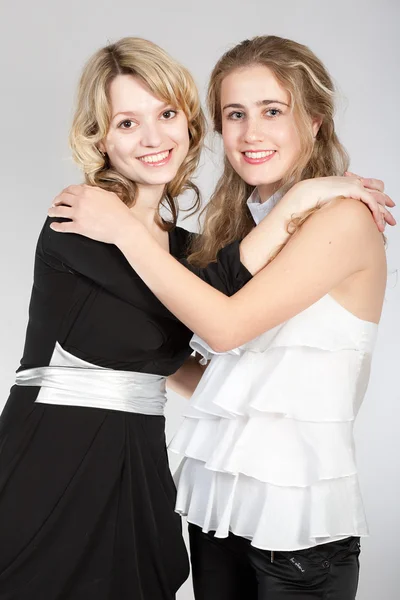 Portretten van twee mooie meisjes — Stockfoto