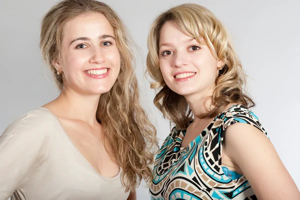Porträts von zwei schönen Mädchen — Stockfoto