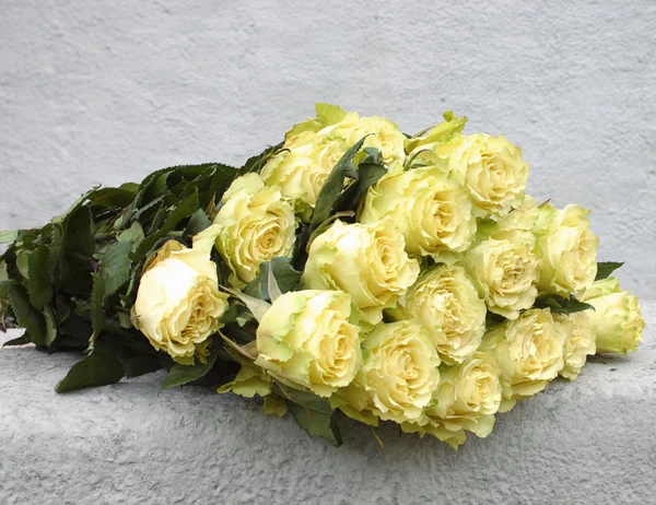 黄色のバラの花束 — ストック写真