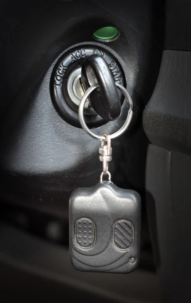 Chiave dell'automobile nella serratura di accensione — Foto Stock