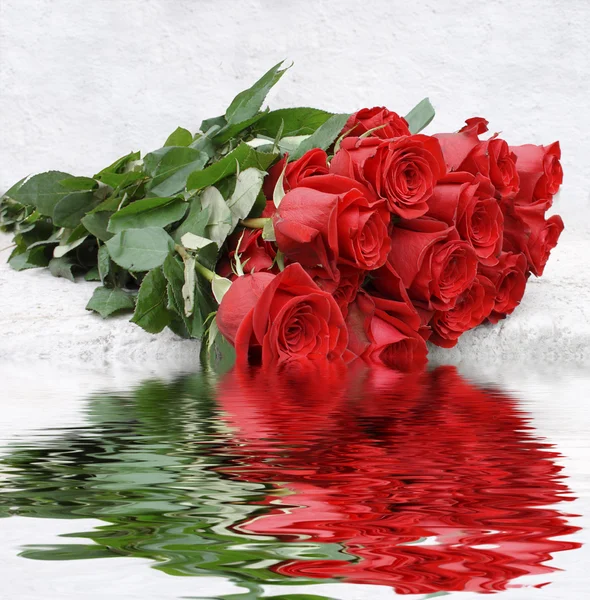 Τριαντάφυλλα και κόκκινο χρώμα — Φωτογραφία Αρχείου