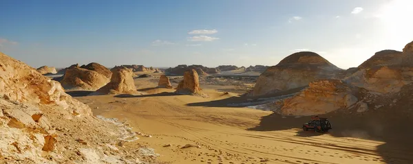 Sahara, de weg in de woestijn — Stockfoto
