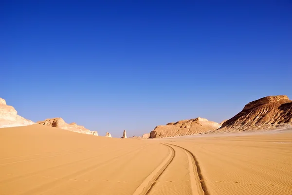 Sahara, die straße in der wüste — Stockfoto