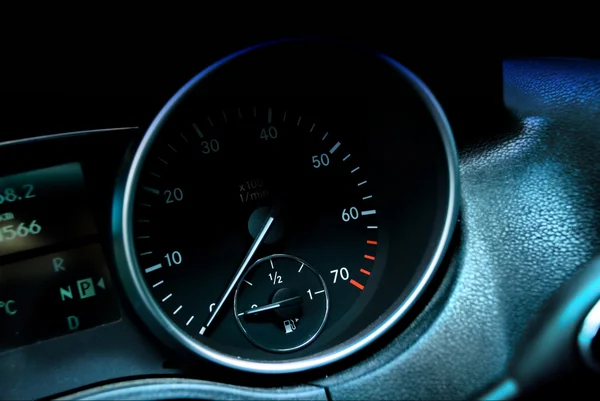 Nopeusmittarin auto — kuvapankkivalokuva