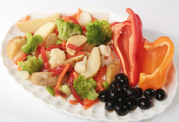 Pomme de terre avec légumes dans l'assiette — Photo