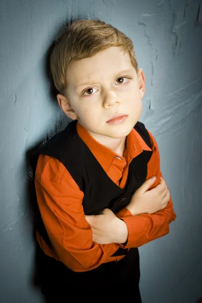 Chlapec stál u zdi — Stock fotografie