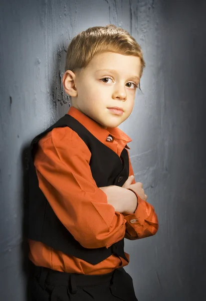 Chłopiec stoi przy ścianie — Zdjęcie stockowe