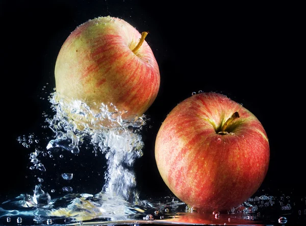 Jablka ve vodě — Stock fotografie