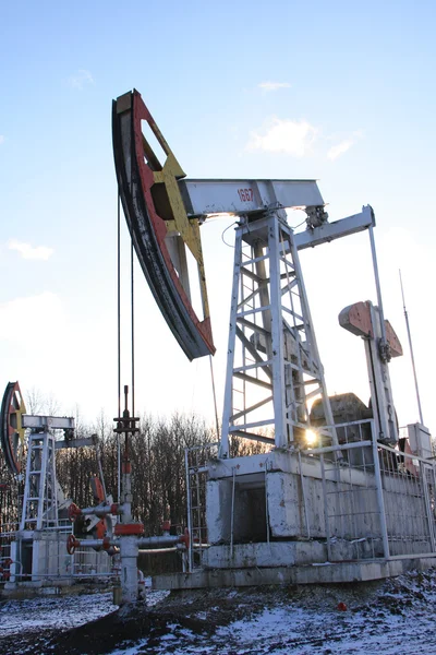 Dos bombas de aceite extraen aceite — Foto de Stock