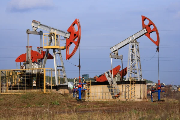 两个油泵提取石油 免版税图库图片
