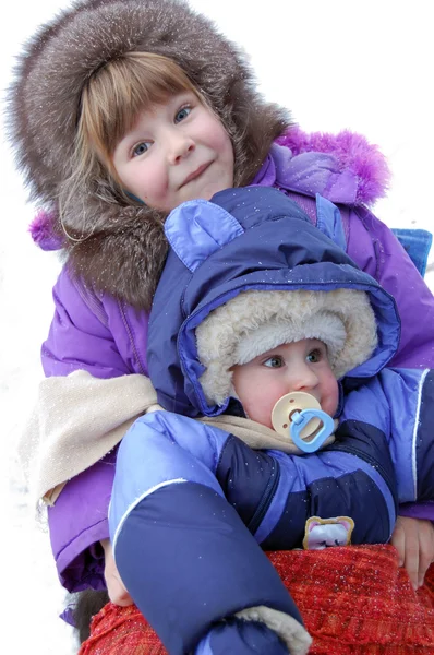 Små barn är mycket glad att vintern — Stockfoto